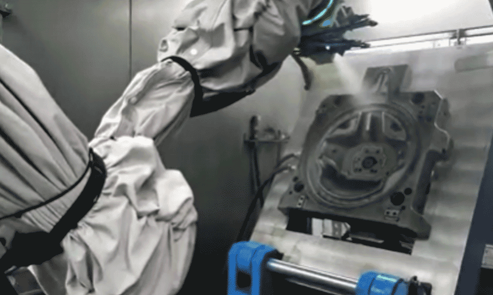 Steering Wheel Foam Parts Release AgentSpraying